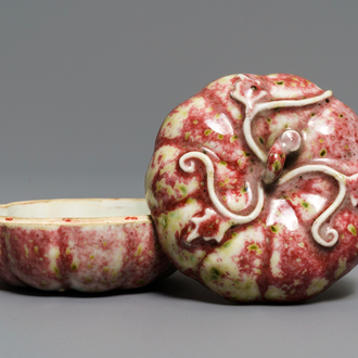 A Chinese peachbloom-glazed pumpkin box and cover, 18/19th C.