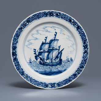 Een blauw-witte Delftse schotel met een driemaster, ca. 1700