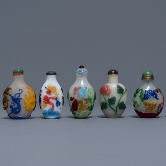 Zeven Chinese snuifflessen in meerlagig polychroom glas, 19/20e eeuw