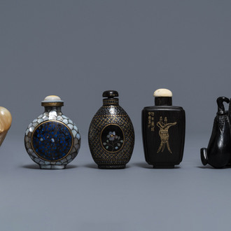 Five Chinese snuff bottles in lacquered wood, mother of pearl and horn, 19/20th C.