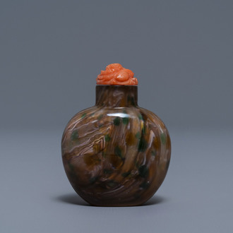 A Chinese sandwiched swirl glass snuff bottle, Imperial Glassworks, Beijing, 1700-1840