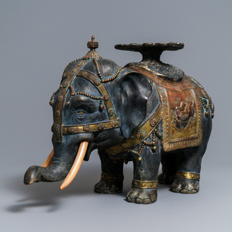 Un grand modèle d'un éléphant en bronze incrusté, Japon, 19ème