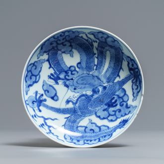 Une coupe en porcelaine de Chine bleu et blanc à décor d'un dragon, marque et époque de Yongzheng
