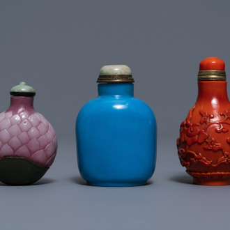 Trois tabatières en verre, une marquée Qianlong, 18/19ème