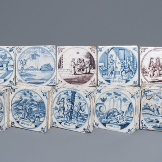 Une collection de 33 carreaux en faïence de Delft bleu et blanc et manganèse, 18ème