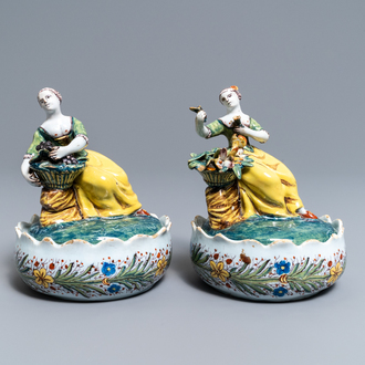 Une paire de beurriers et leurs couvercles en faïence de Delft polychrome, 18ème