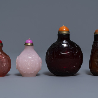 Quatre tabatières en verre rouge et rose, Chine, 19/20ème