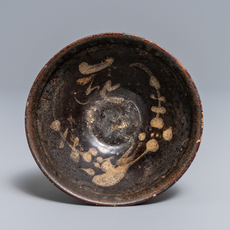 Un bol de type Jizhou en grès émaillé à décor de phénix, Song/Yuan