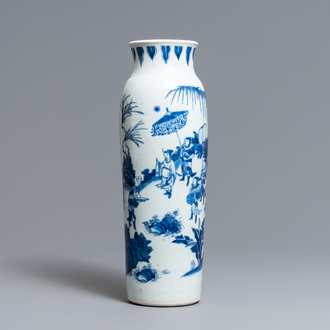 Un vase de forme rouleau en porcelaine de Chine bleu et blanc à décor figuratif, époque Transition