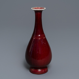 Un vase de forme bouteille en porcelaine de Chine langyao, 19ème