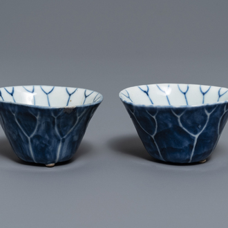 Une paire de tasses en forme de lotus en porcelaine de Chine bleu et blanc, Kangxi