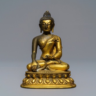 A Sino-Tibetan gilt bronze figure of Buddha Shakyamuni, 17/18th C.