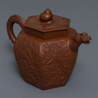 Een grote Chinese Yixing steengoed theepot met reliëfdecor, Kangxi