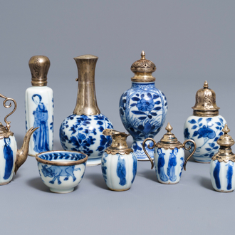 Dix vases miniatures en porcelaine de Chine bleu et blanc aux montures en argent, Kangxi