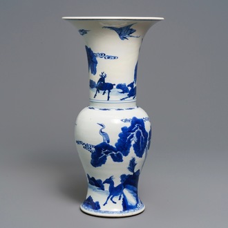 Un vase de forme yenyen en porcelaine de Chine bleu et blanc à décor de cerfs et grues, Kangxi