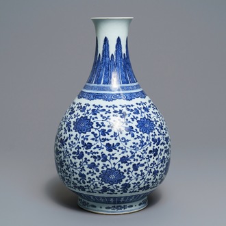 Een Chinese blauw-witte flesvormige vaas met pioenslingers, Qianlong