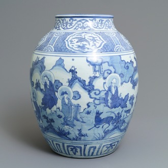 Un grand vase en porcelaine de Chine bleu et blanc à décor d'immortels, Wanli