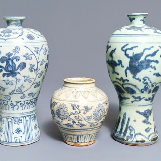 Drie Chinese blauw-witte vazen, Ming