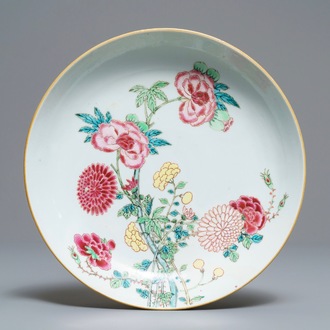 Une assiette en porcelaine de Chine famille rose, anc. coll. Auguste le Fort, Yongzheng