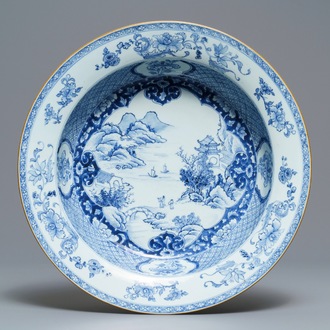 Un bassin en porcelaine de Chine bleu et blanc à décor d'un paysage fluvial, Qianlong