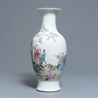 Un vase en porcelaine de Chine famille rose à décor de garçons jouants, marque de Hongxian, République