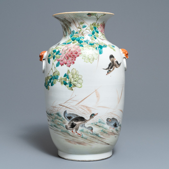 Un vase en porcelaine de Chine qianjiang cai à décor de canards mandarins, 19/20ème