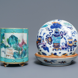 Une boîte couverte en porcelaine de Chine doucai et un pot à pinceaux en famille rose, marques de Qianlong, 19ème