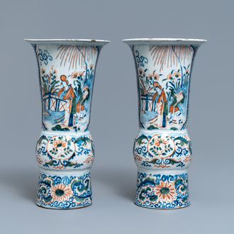 Une paire de vases en faïence de Delft polychrome à décor de chinoiserie, 18ème