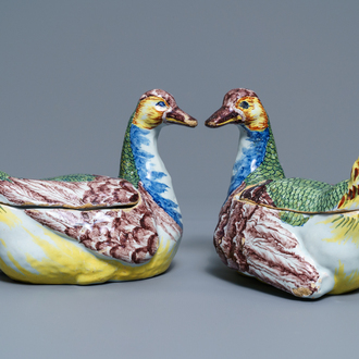 Une paire de terrines en forme de canards en faïence de Delft polychrome, 18ème