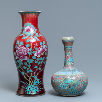 Deux vases en porcelaine de Chine monochrome sang de boeuf et flambé à décor émaillé, 19ème