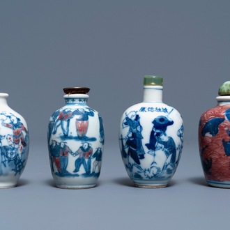 Quatre tabatières en porcelaine de Chine bleu, blanc et rouge, 19/20ème