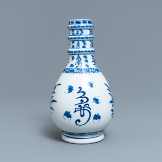 Un vase en porcelaine de Chine bleu et blanc, marque de Kangxi, 19ème