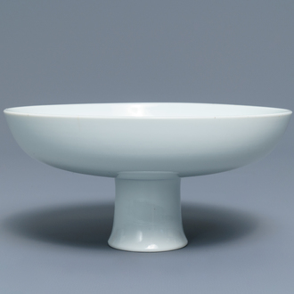 Un bol sur piedouche en porcelaine de Chine blanc monochrome, marque et époque de Qianlong