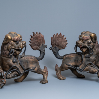 Une paire de grands modèles de lions bouddhistes en bronze doré et laqué, Chine, 19ème