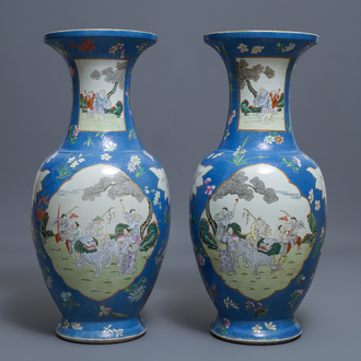 Een paar grote Chinese famille rose vazen met figuren op blauwe fondkleur, Qianlong merk, 19e eeuw