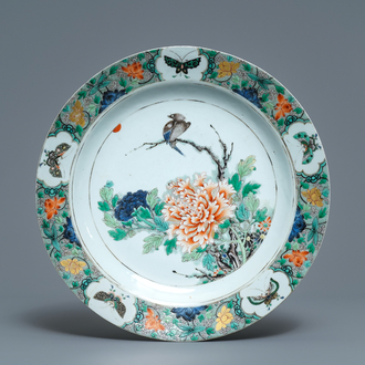 Un plat en porcelaine de Chine famille verte à décor de papillons et fleurs, Kangxi