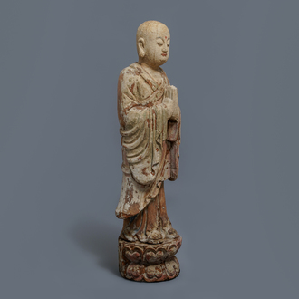 Een Chinese beschilderde houten figuur van een Boeddhistische monnik, 19e eeuw