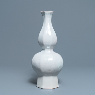 Un vase bouteille de forme octagonale en faïence blanche de Delft, Pays-Bas ou France, 18ème