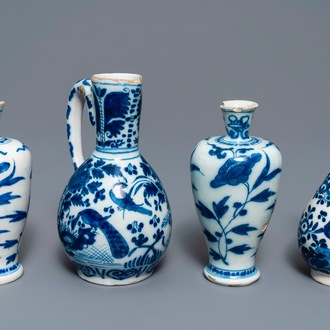 Drie blauw-witte Delftse vaasjes en een chinoiserie kan, 17/18e eeuw