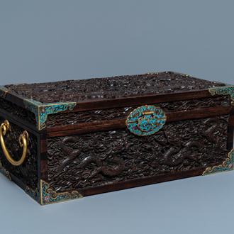 Une boîte en bois de zitan aux montures en émaux cloisonnés et anses en bronze doré, Qing