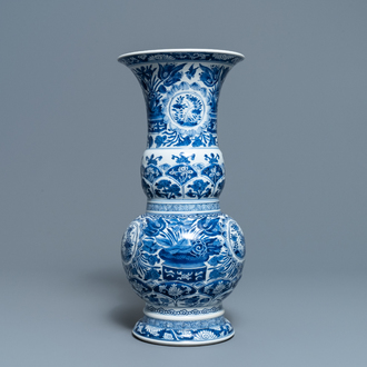 Een Chinese blauw-witte vaas met floraal decor, Kangxi