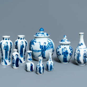 Negen kleine Chinese blauw-witte vazen met 'Lange Lijzen', Kangxi