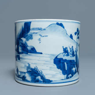 Een Chinese blauw-witte penselenbeker met een fijn landschap, Kangxi