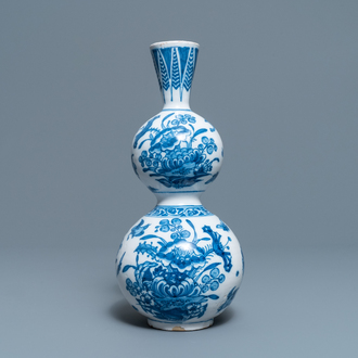 Een blauw-witte Delftse kalebasvaas met chinoiserie decor, eind 17e eeuw