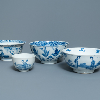 Quatre bols en porcelaine de Chine bleu et blanc, marques de Chenghua et Xuande, Kangxi