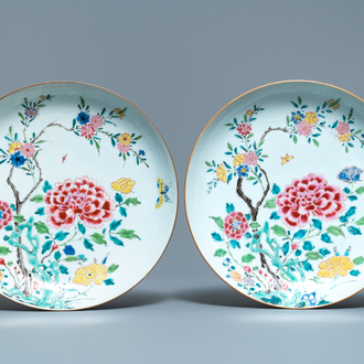 Een paar Chinese famille rose schotels met floraal decor, Qianlong