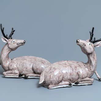 Une paire de grands modèles de cerfs en porcelaine de Chine aubergine monochrome, 18/19ème
