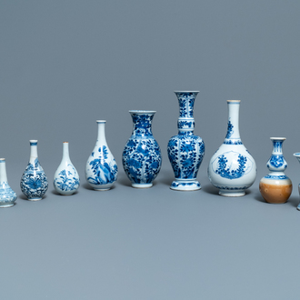 Dix petits vases en porcelaine de Chine bleu et blanc, Kangxi