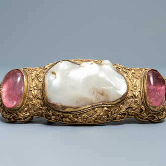 Un boucle de ceinture en bronze doré incrusté d'un perle baroque en nacre et de quartz rose, Ming