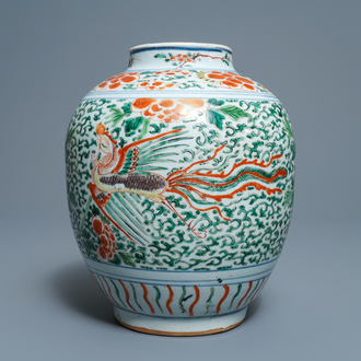 Un vase en porcelaine de Chine wucai à décor de phénix, époque Transition